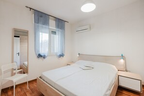 2 bedrooms, iron/ironing board, bed sheets