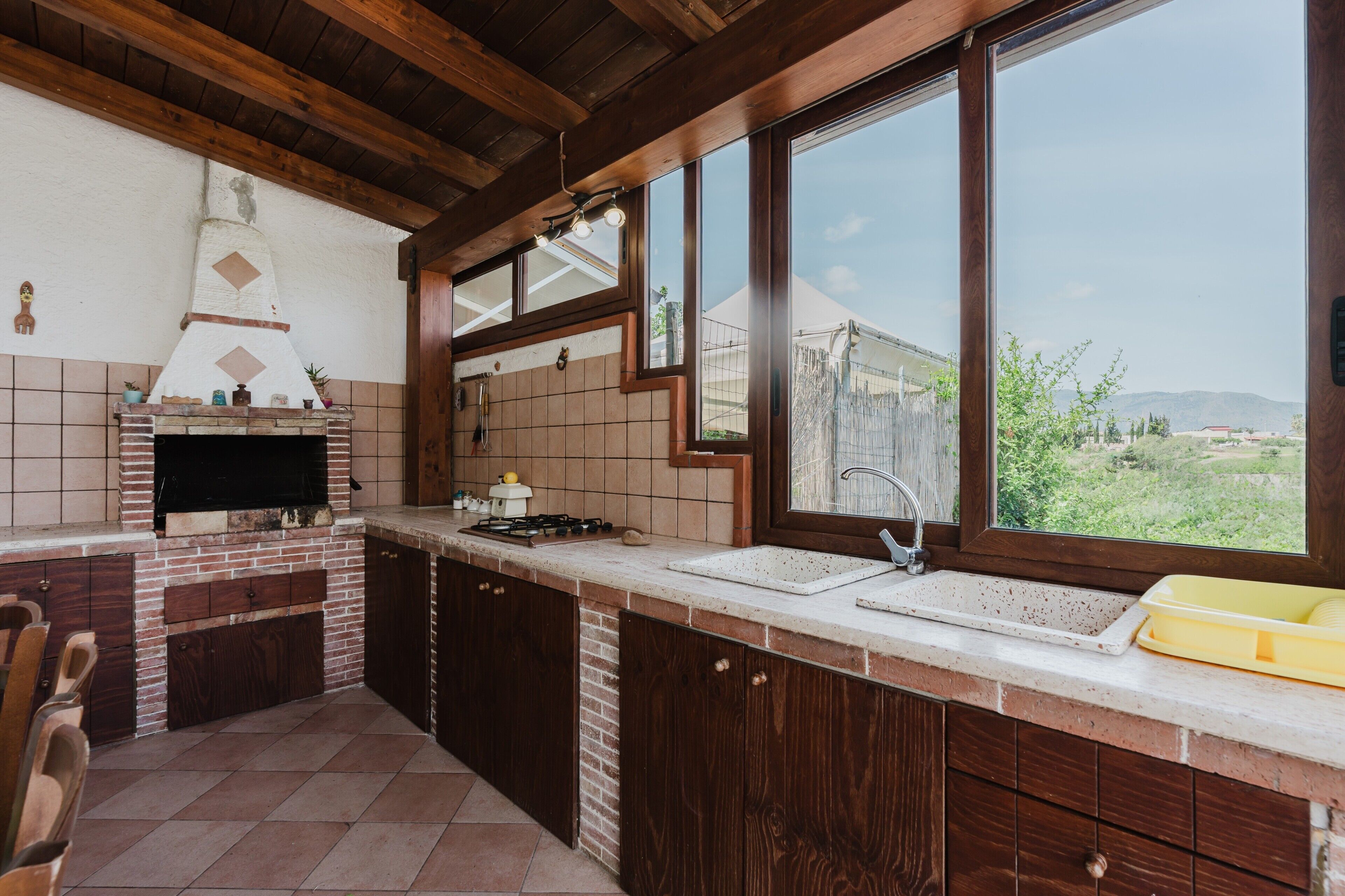 Réfrigérateur, plaque de cuisson, cafetière/bouilloire, grille-pain