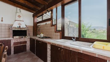 Réfrigérateur, plaque de cuisson, cafetière/bouilloire, grille-pain