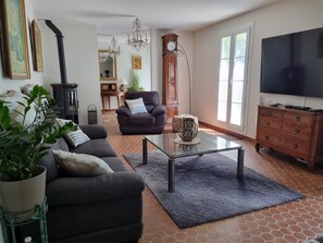 TV, fireplace - Villa 'La Maison Du Soleil' with Private Pool, Wi-Fi and Air Conditioning (Draguignan)