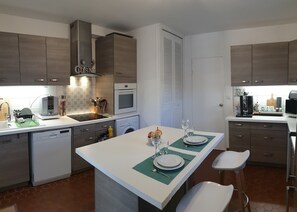 Frigorífico, microondas, horno y placa de cocina
