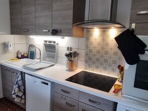 Køleskab, mikrobølgeovn, ovn, kogeplade