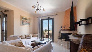 Una sala de estar con un sofá, una mesa de centro y una chimenea.