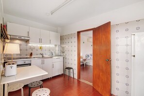 ثلاجة، ميكروويف، موقد طهي مسطح، ماكينة لصنع القهوة/الشاي