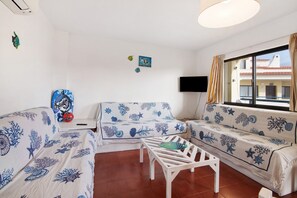 TV - Apartment 'Olhos Do Mar  Terrasse Vue Mer' with Sea View, Wi-Fi and Air Conditioning (Olhos de Água)