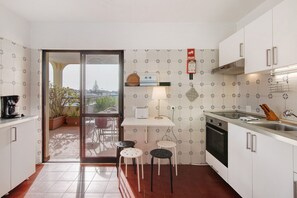 Fridge, microwave, stovetop, coffee/tea maker - Apartment 'Olhos Do Mar  Terrasse Vue Mer' with Sea View, Wi-Fi and Air Conditioning (Olhos de Água)