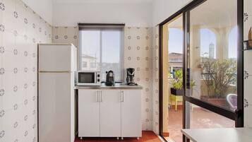 Een koelkast, een microgolfoven, een kookplaat