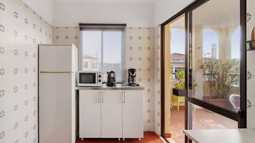 Fridge, microwave, stovetop, coffee/tea maker