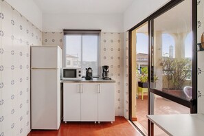 Frigorifero, microonde, piano cottura, macchina per tè/caffè