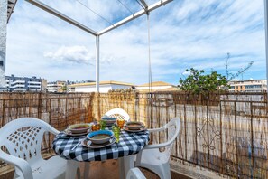 Outdoor dining - Apartment 'Rincón Playa Flamenca' with Sea View, Shared Pool and Wi-Fi (Orihuela)