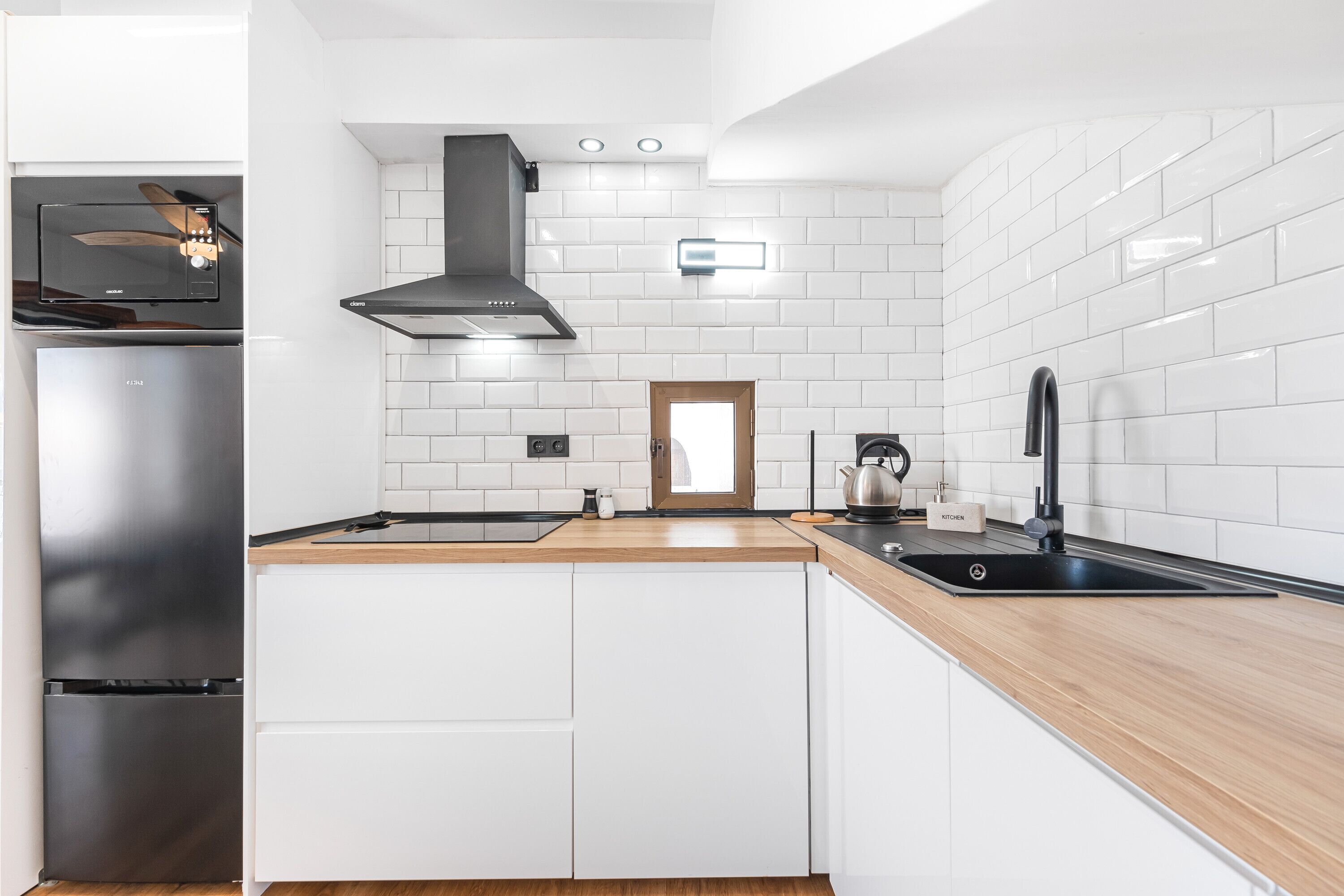 Kjøleskap, mikrobølgeovn, kaffetrakter/tekoker og kjøkkenutstyr