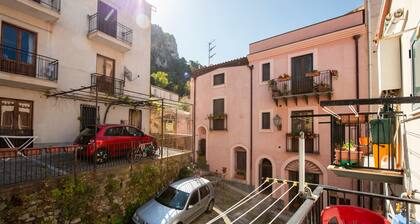 Appartement 'La Casetta Della Rocca' avec vue sur les montagnes, Wi-Fi et climatisation
