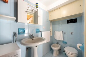 Shower, hair dryer, towels - Apartment 'La Casetta Della Rocca' with Mountain View, Wi-Fi and Air Conditioning (Cefalù)