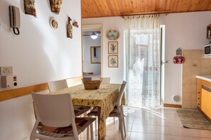 Dining - Apartment 'La Casetta Della Rocca' with Mountain View, Wi-Fi and Air Conditioning (Cefalù)
