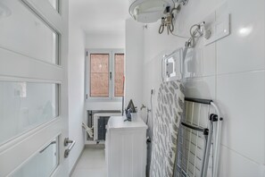 Shower, hair dryer, towels - Holidays 'Brisamar' with Balcony, Wi-Fi and Air Conditioning (Telde)