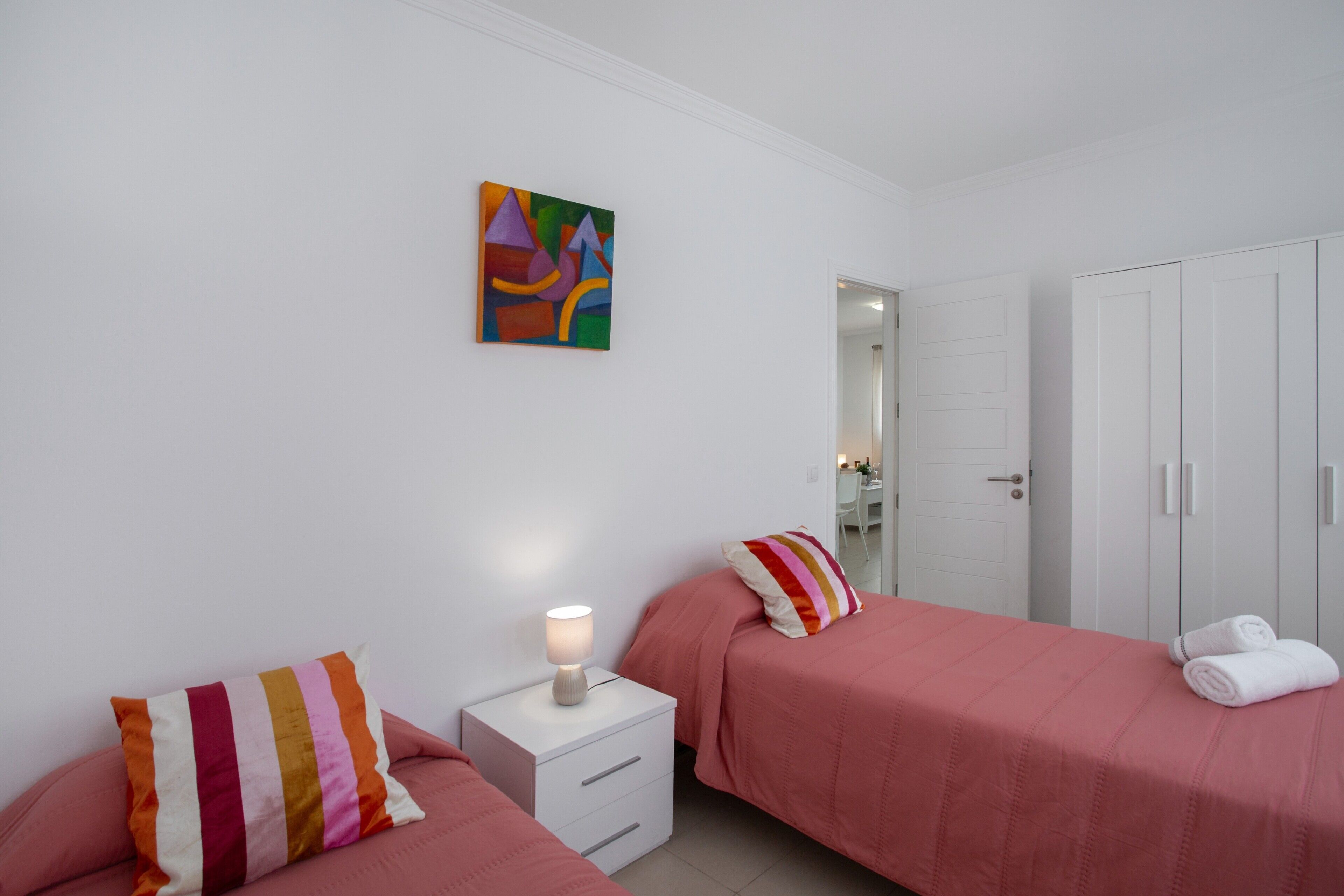 2 chambres, fer et planche à repasser, Wi-Fi gratuit, draps fournis