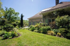 Exterior - Guesthouse 'Ocean' with Shared Pool, Wi-Fi, and Air Conditioning (Habas)