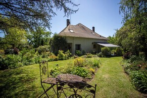 Property grounds - Guesthouse 'Ocean' with Shared Pool, Wi-Fi, and Air Conditioning (Habas)