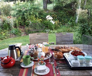 Outdoor dining - Guesthouse 'Chalosse' with Shared Pool, Wi-Fi, and Air Conditioning (Habas)