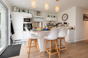Fridge, microwave, oven, stovetop - Ty Laouen Gite Quiberon with Private Terrace, Garden, Bikes, and Wi-Fi (Quiberon)