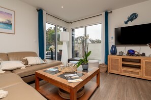 TV - Ty Laouen Gite Quiberon with Private Terrace, Garden, Bikes, and Wi-Fi (Quiberon)