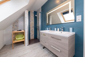Shower, hair dryer, towels - Ty Laouen Gite Quiberon with Private Terrace, Garden, Bikes, and Wi-Fi (Quiberon)