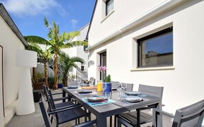 Outdoor dining - Ty Laouen Gite Quiberon with Private Terrace, Garden, Bikes, and Wi-Fi (Quiberon)