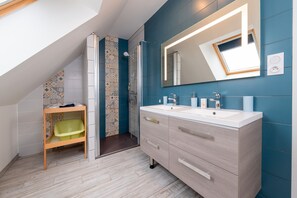 Ducha, secador de pelo y toallas