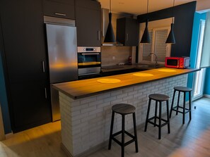 Réfrigérateur, micro-ondes, four, plaque de cuisson