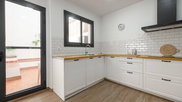 Een koelkast, een magnetron, een oven, een vaatwasser