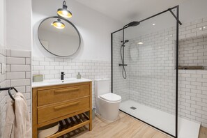 Een douche, een haardroger, handdoeken
