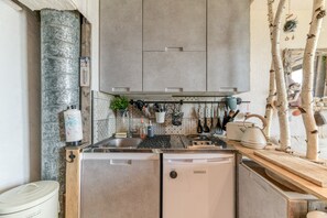 Fridge, microwave, stovetop, coffee/tea maker - Studio 'Exceptional View' with Mountain Views, Balcony, and Wi-Fi (Alpe d'Huez)