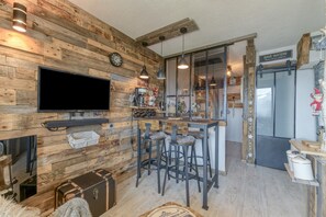 Interior - Studio 'Exceptional View' with Mountain Views, Balcony, and Wi-Fi (Alpe d'Huez)