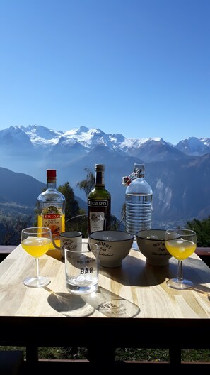 Outdoor dining - Studio 'Exceptional View' with Mountain Views, Balcony, and Wi-Fi (Alpe d'Huez)