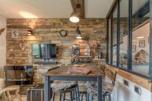 Dining - Studio 'Exceptional View' with Mountain Views, Balcony, and Wi-Fi (Alpe d'Huez)