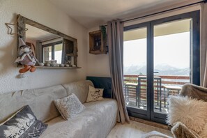 TV - Studio 'Exceptional View' with Mountain Views, Balcony, and Wi-Fi (Alpe d'Huez)