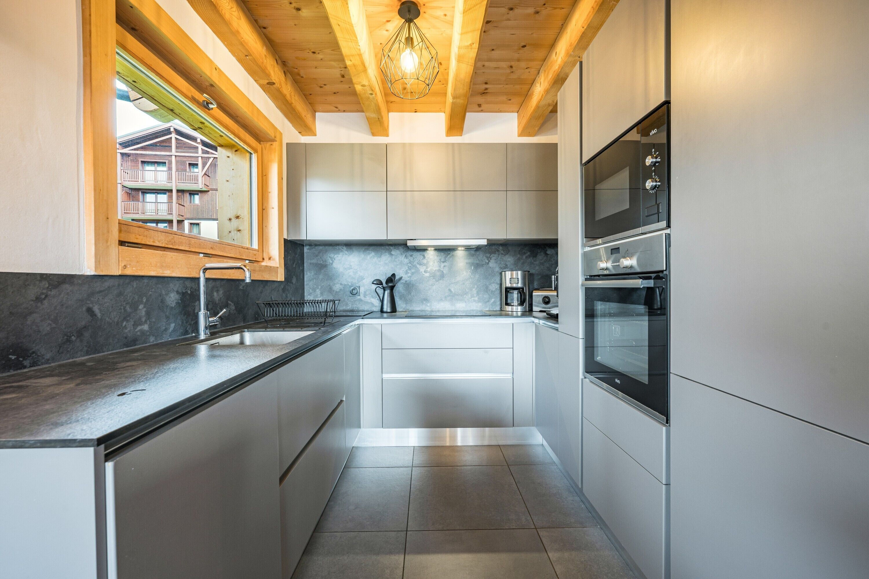 Frigorifero, microonde, forno, piano cottura