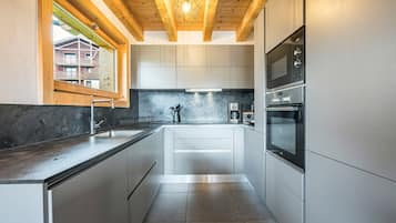 Frigorifero, microonde, forno, piano cottura