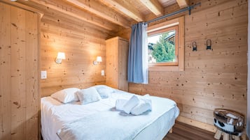5 bedrooms, iron/ironing board, free WiFi, bed sheets