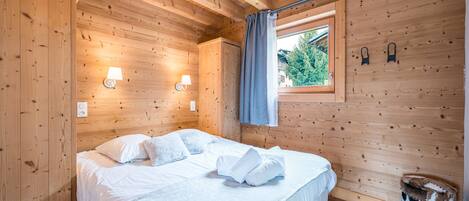 5 bedrooms, iron/ironing board, free WiFi, bed sheets