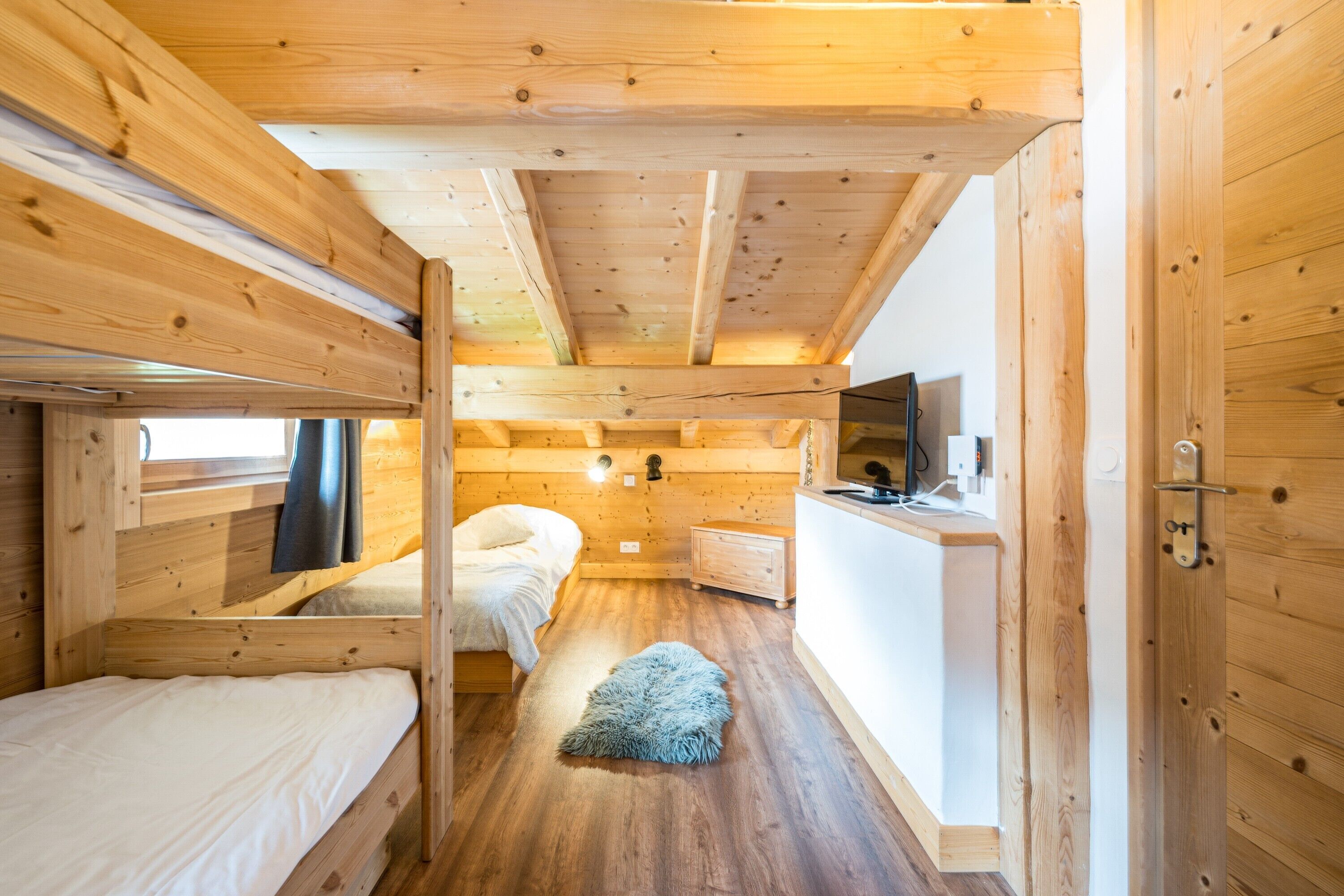 5 dormitoris, planxa i posts de planxar, wifi gratuïta i roba de llit 