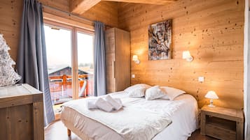 5 bedrooms, iron/ironing board, free WiFi, bed sheets