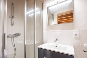 Douche, séchoir à cheveux, serviettes fournies