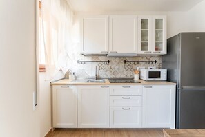 Fridge, microwave, oven, stovetop