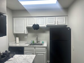 Fridge, microwave, oven, stovetop - Charming 1-bedroom apartment in lovely Tampa with fitness room, WiFi (Tampa)