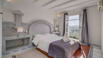 2 bedrooms, iron/ironing board, WiFi (free)