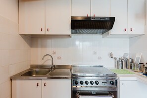 Fridge, oven, stovetop, coffee/tea maker - Villa Gloria with sea view, Wi-Fi and air conditioning (Marsala)