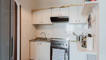 Fridge, oven, stovetop, coffee/tea maker