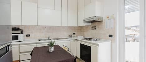 Frigorifero, microonde, forno, piano cottura