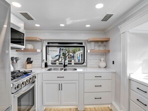 冷蔵庫、電子レンジ、オーブン、コンロ